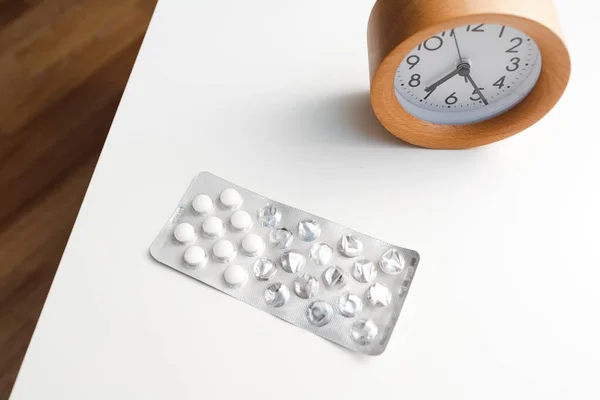 Reloj Despertador Paquete Ampollas Pastillas Para Medicamentos Sobre Fondo Mesa — Foto de Stock