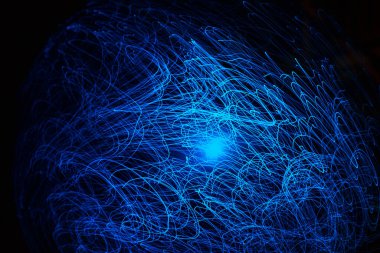 Koyu arkaplanda Bokeh ve bulanık mavi soyut parçacıklar ve çizgiler