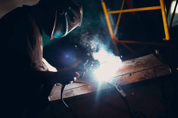 Welder Pengelasan Konstruksi Logam Bengkel — Stok Foto