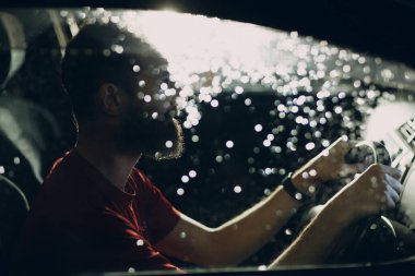 Şoför gece direksiyonda oturur.