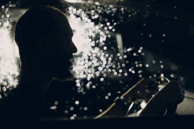 Şoför gece direksiyonda oturur.