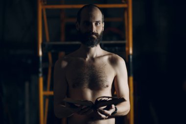 Adam elinde yanan bir kitap tutuyor..