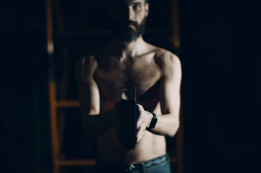 Adam elinde yanan bir kitap tutuyor..