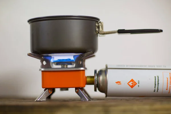 Kamp ocağı ve gaz silindiri.