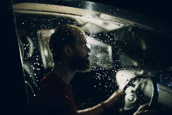 Conductor Del Hombre Sienta Volante Del Coche Por Noche — Foto de Stock