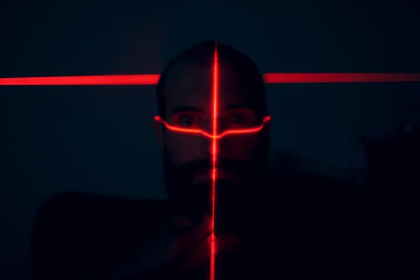 Hombre Oscuridad Con Cara Iluminada Por Láser Rojo Contorno — Foto de Stock