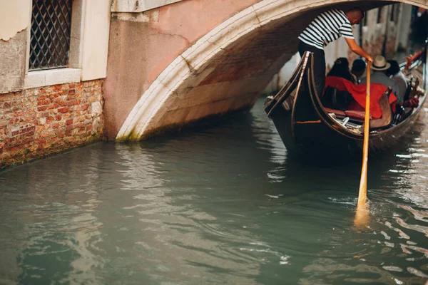 Βενετική Γόνδολα Και Κανάλι Στη Βενετία Ιταλία — Φωτογραφία Αρχείου