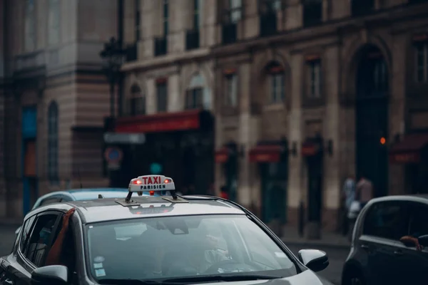 Taksi Paris Tanda Luminous Atap Mobil — Stok Foto