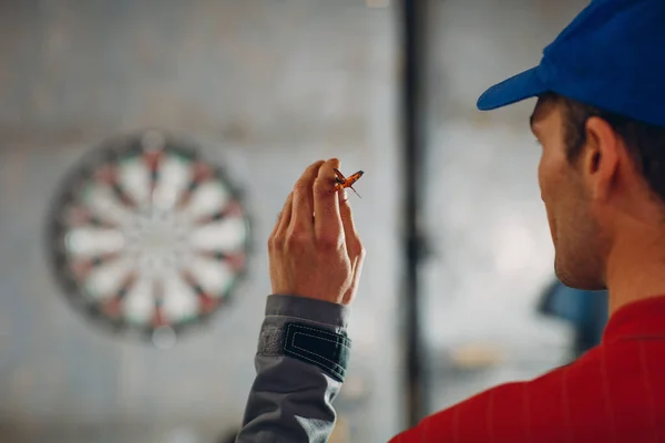 Dart oyunu. Dart ve hedef.