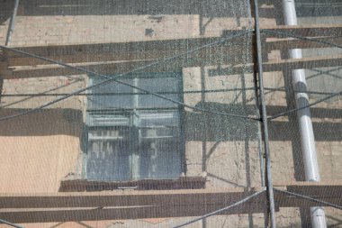 Şehirdeki inşaat iskelesi.