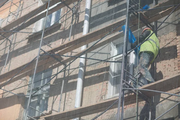 Lavoratore Ponteggi Costruzione Nella Città — Foto Stock