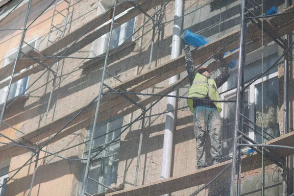 Arbeiter Auf Einem Baugerüst Der Stadt — Stockfoto
