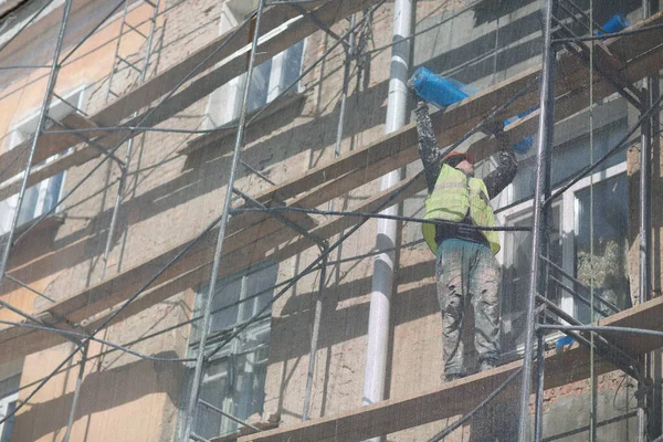 Lavoratore Ponteggi Costruzione Nella Città — Foto Stock