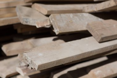 Tahtalar dışarıda istiflenmiş.