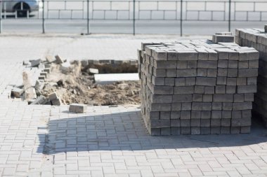 Yığılmış fayanslar. Kırık yüzey.