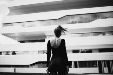 Zaha Hadid Dominion Kulesi 'nin dış görünüşü, Moskova, Rusya' ya karşı model. Siyah ve beyaz tek renk,