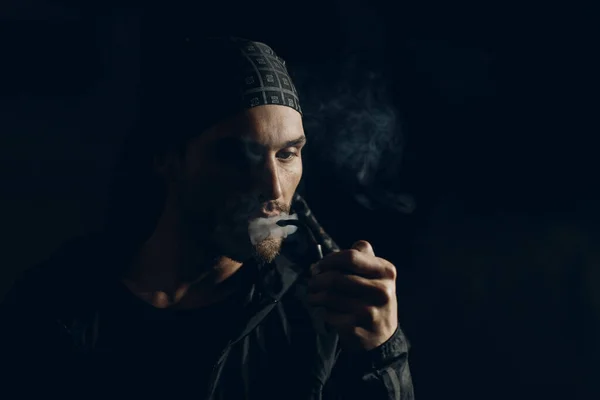 Hombre Fumando Una Pipa Sobre Fondo Oscuro — Foto de Stock