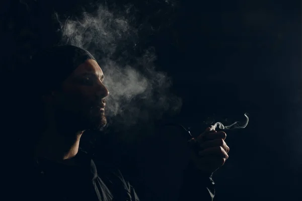 Hombre Fumando Una Pipa Sobre Fondo Oscuro Retrato Perfil — Foto de Stock