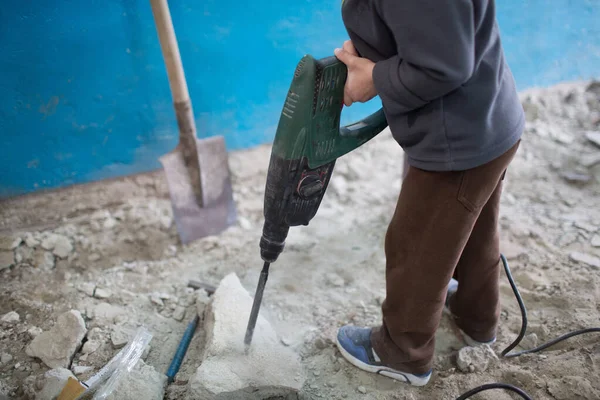 Kleiner Junge Hämmert Mit Einem Presslufthammer Auf Den Boden — Stockfoto