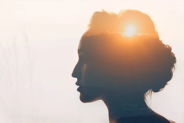 Женщина Солнцем Облаками Голове — стоковое фото