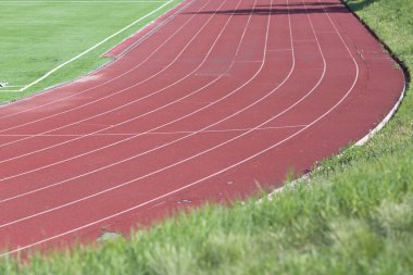 Stadyumda futbol için yeşil çimlerle koşu sahası