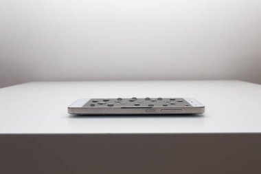oleofobik ekranda damlaları olan cep telefonu