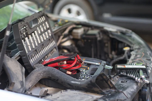 Mobil Dengan Kap Terbuka Set Kunci Dan Kabel Untuk Pengapian — Stok Foto