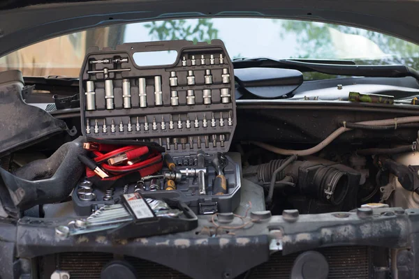 Autó Nyitott Motorháztetővel Kulcsok Vezetékek Motor Gyújtásához — Stock Fotó