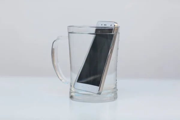 Handy Gefäß Mit Wasser — Stockfoto