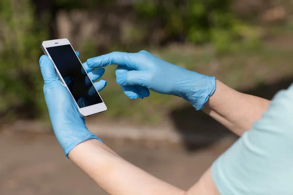 Ember Kezében Tartja Mobiltelefont Orvosi Kesztyűben — Stock Fotó