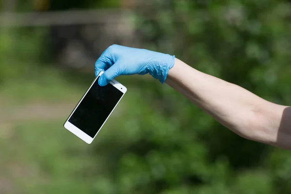 Hombre Sostiene Teléfono Móvil Las Manos Con Guantes Médicos — Foto de Stock