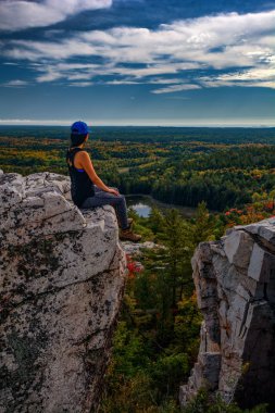 Uçurumun kenarında oturan kadın
