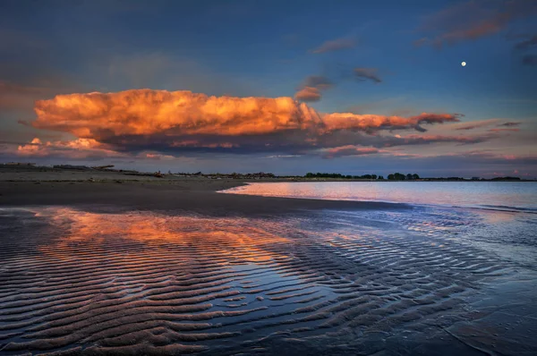 Sonnenuntergang über plätscherndem Seewasser — Stockfoto