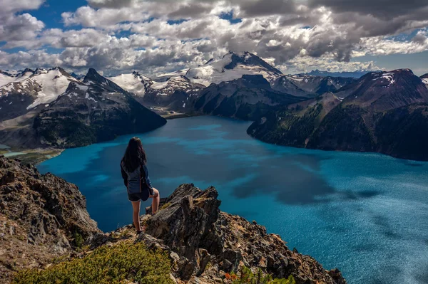 Menina de pé na borda do penhasco — Fotografia de Stock