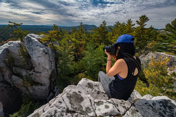 Fotógrafa sentada en el borde del acantilado . — Foto de Stock