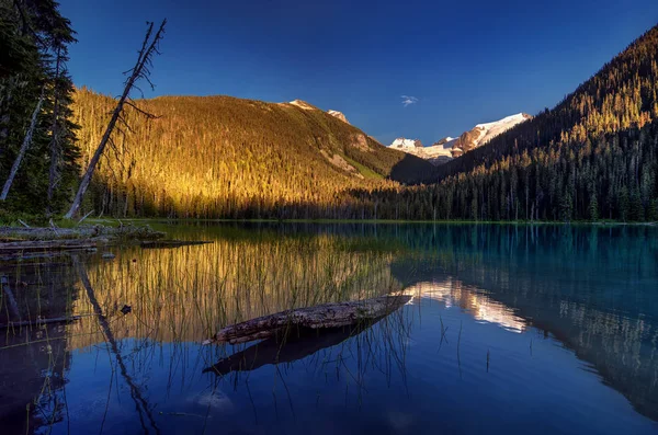 Pintoresco paisaje de montaña y lago — Foto de Stock