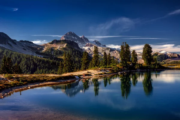 Bellissimo lago di montagna — Foto Stock