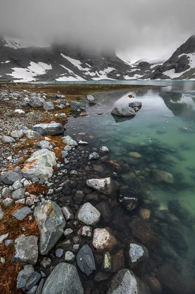Mooie bergmeer in de winter — Stockfoto