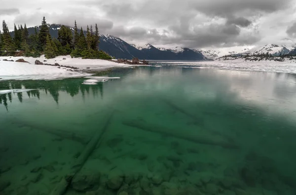 Hermoso lago de montaña en invierno — Foto de Stock