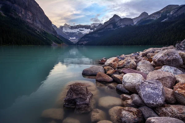 Krásné horské jezero — Stock fotografie