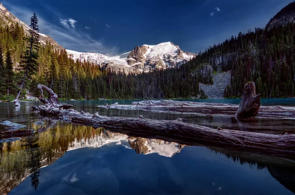 Hermoso lago de montaña en invierno — Foto de Stock