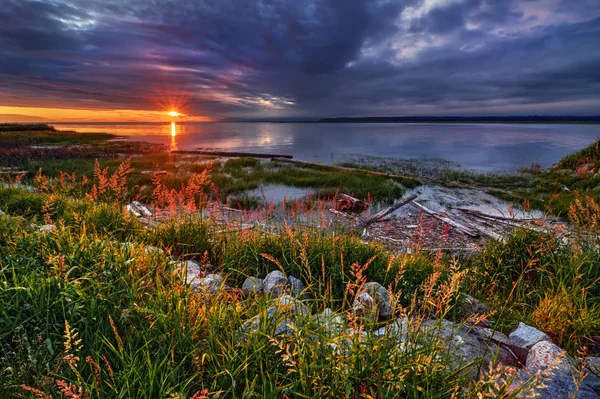 Живописный морской пейзаж на закате — стоковое фото