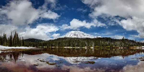 Pintoresco paisaje panorámico del lago —  Fotos de Stock