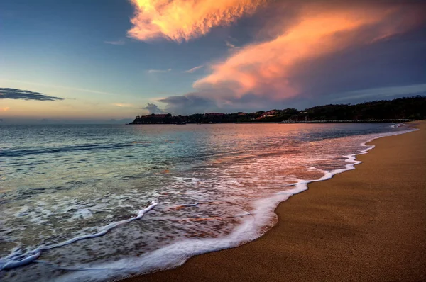 Pintoresco paisaje de la costa al atardecer —  Fotos de Stock