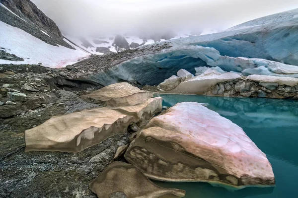 Grotta di ghiaccio, blocchi di ghiacciaio — Foto Stock