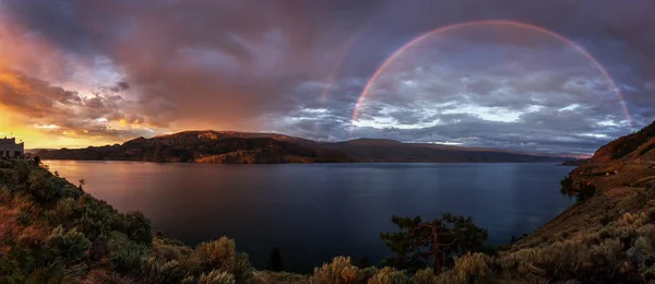 Pittoreske kleurrijke natuur landschap met regenboog — Stockfoto
