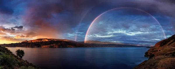 Pittoreske kleurrijke natuur landschap met regenboog — Stockfoto