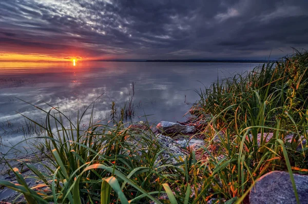 Majestätischer Sonnenuntergang über dem ruhigen Wasser des Sees — Stockfoto