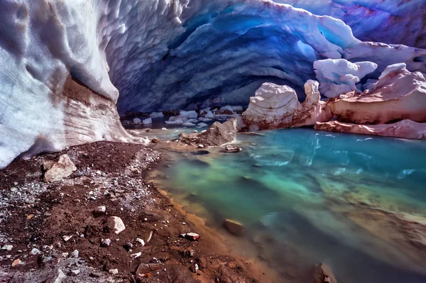 Cueva de hielo, bloques de glaciar — Foto de Stock