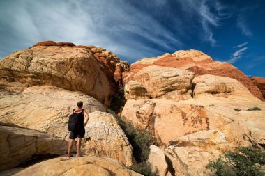 adam ayakta uzun yürüyüşe çıkan kimse 